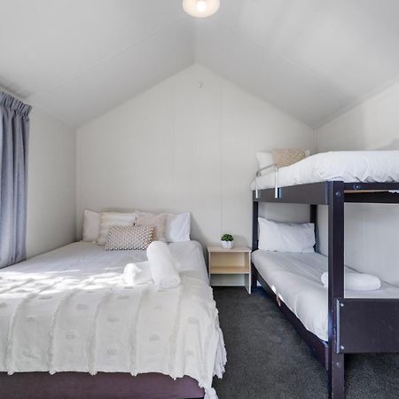 Tasman Holiday Parks Picton Kültér fotó A bunk bed in a bedroom