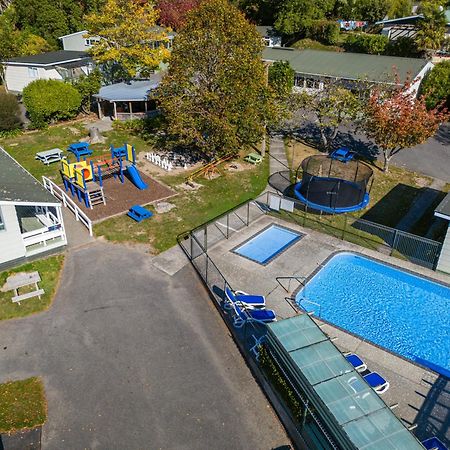 Tasman Holiday Parks Picton Kültér fotó Aerial view of the school's swimming pool