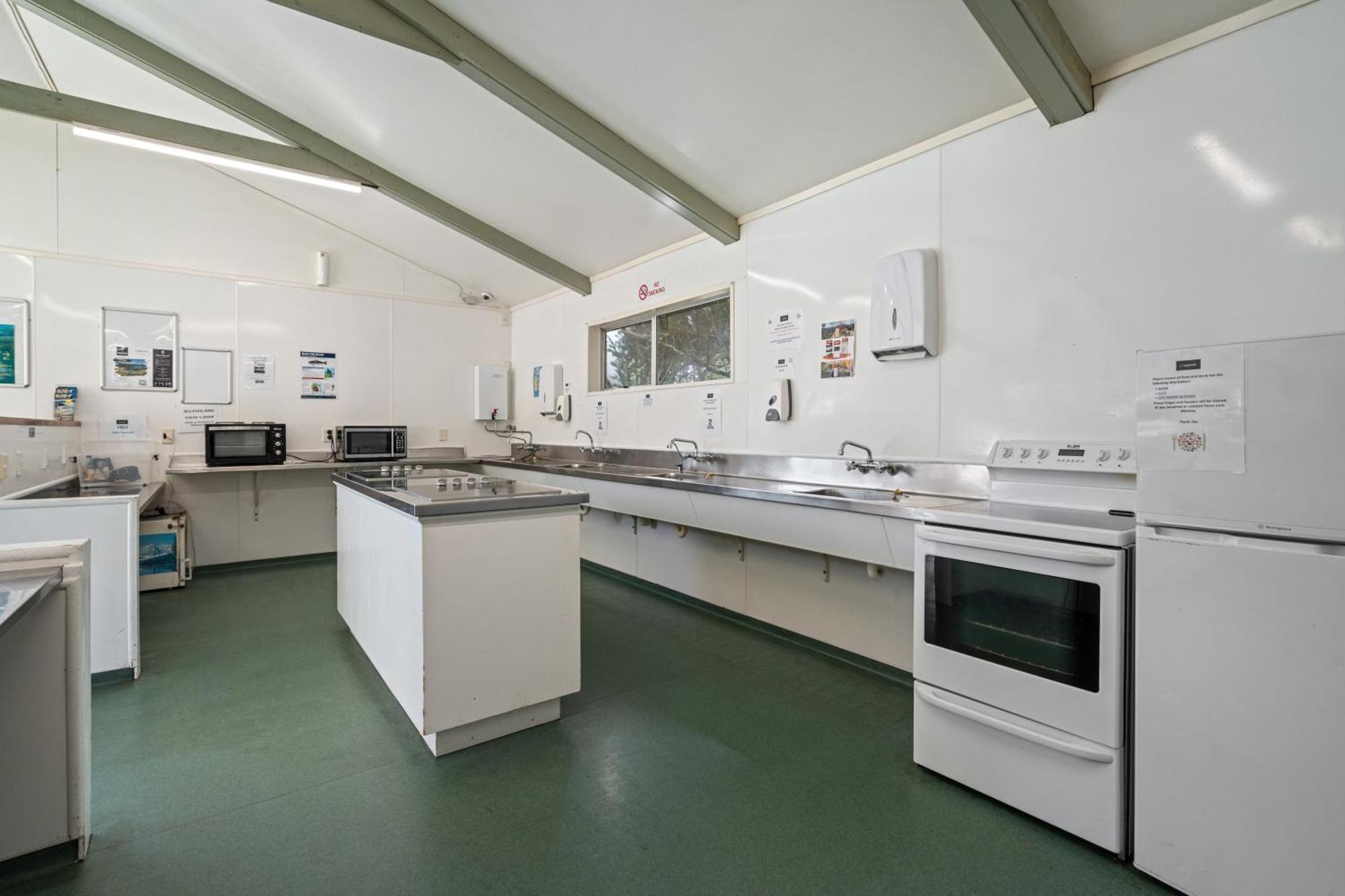 Tasman Holiday Parks Picton Kültér fotó The kitchen at the station