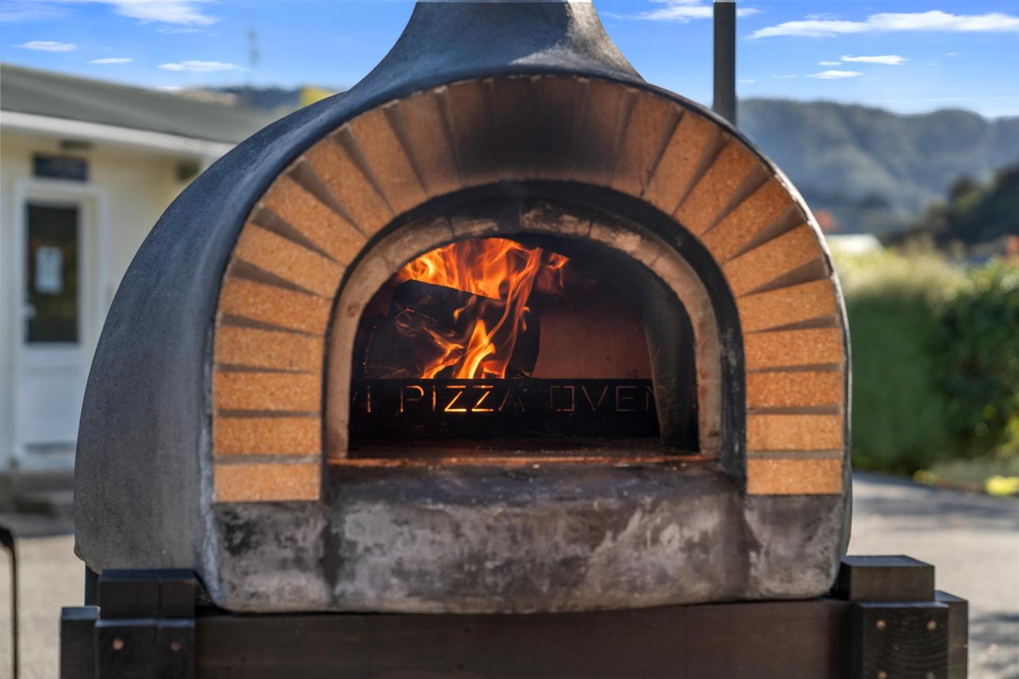 Tasman Holiday Parks Picton Kültér fotó Wood-burning pizza oven
