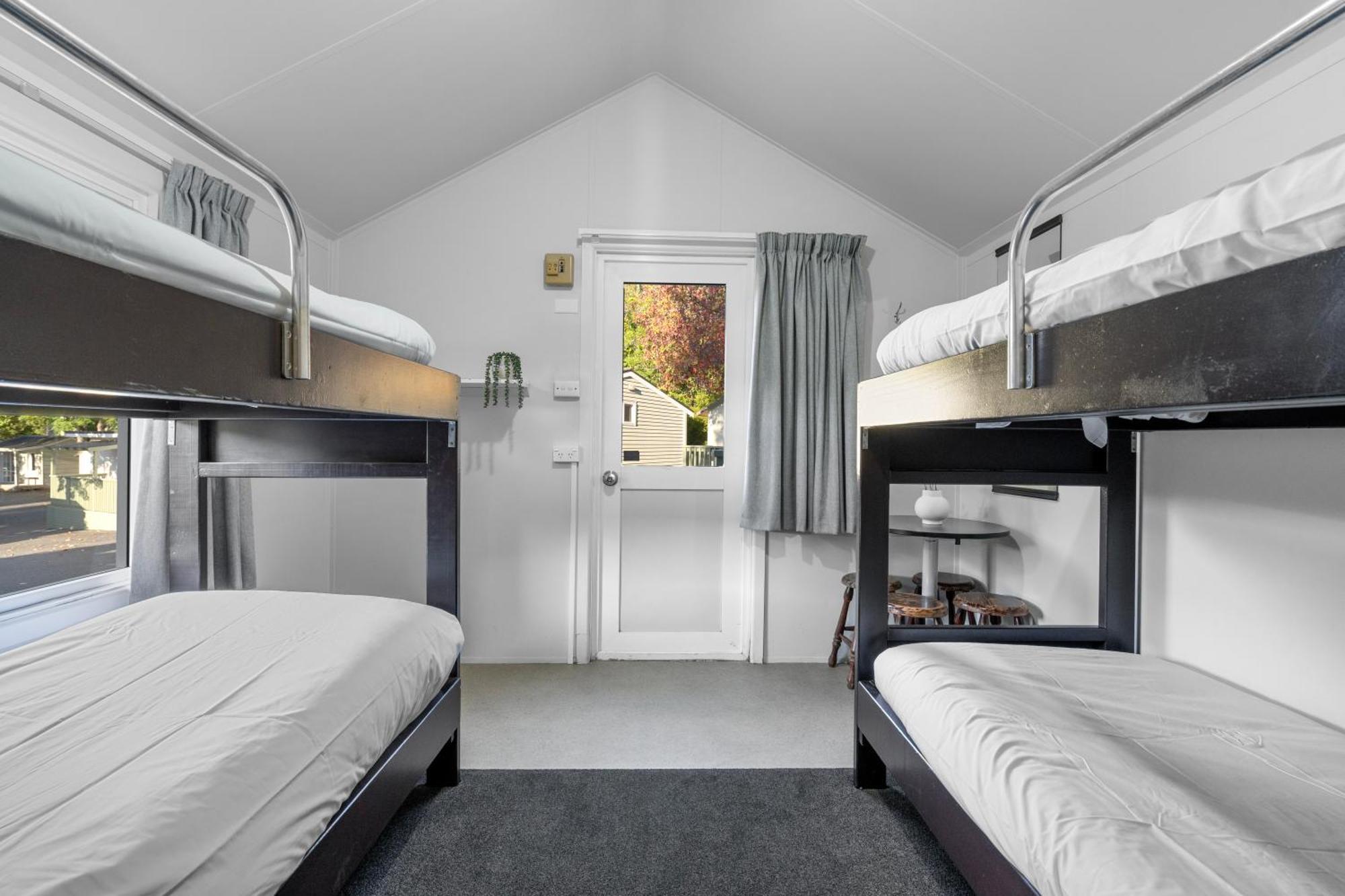 Tasman Holiday Parks Picton Kültér fotó A room at the hostel