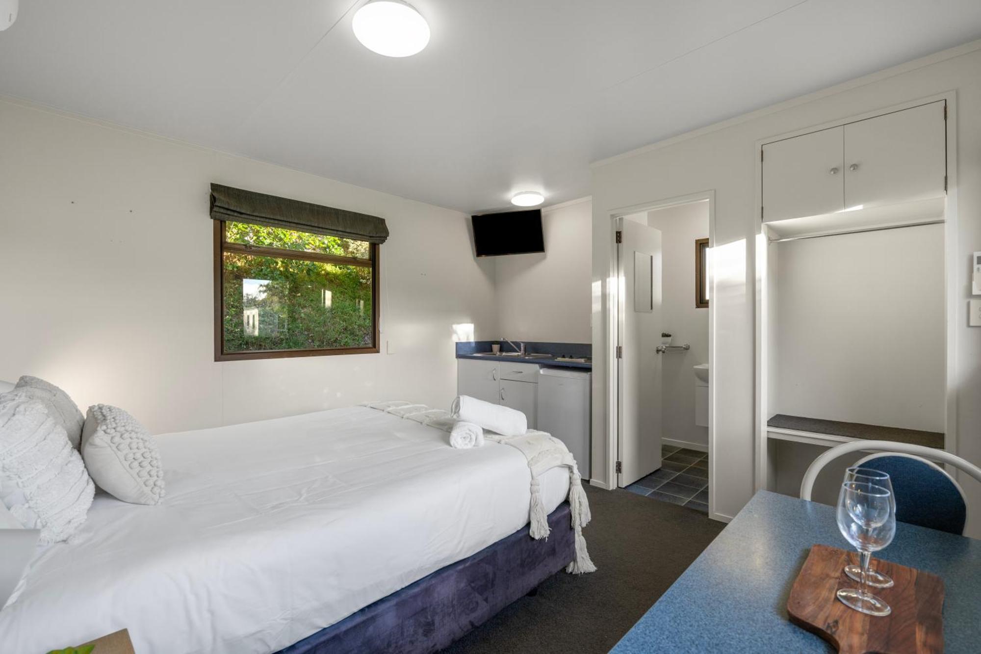 Tasman Holiday Parks Picton Kültér fotó A studio apartment