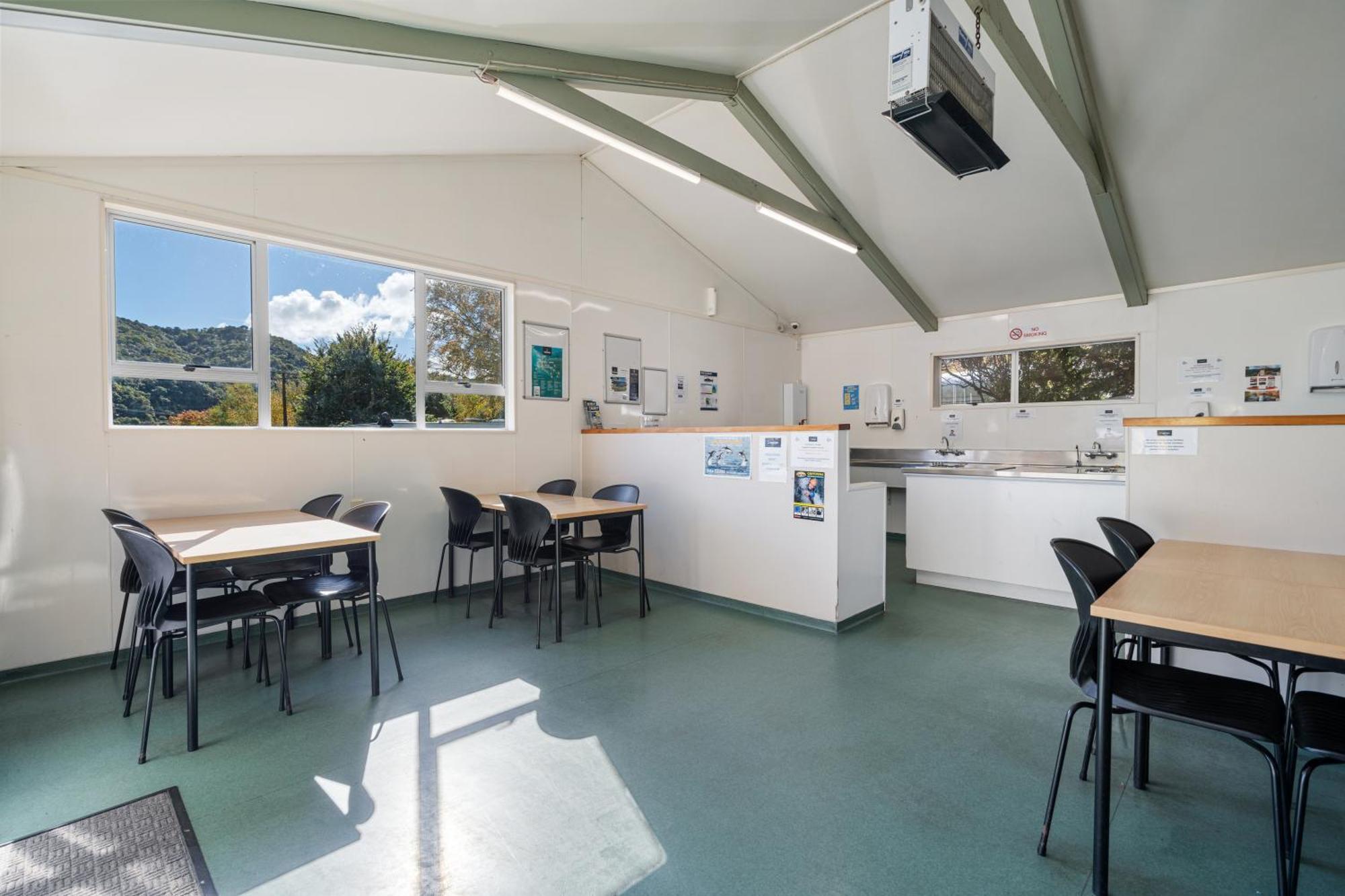 Tasman Holiday Parks Picton Kültér fotó The kitchen at the hostel