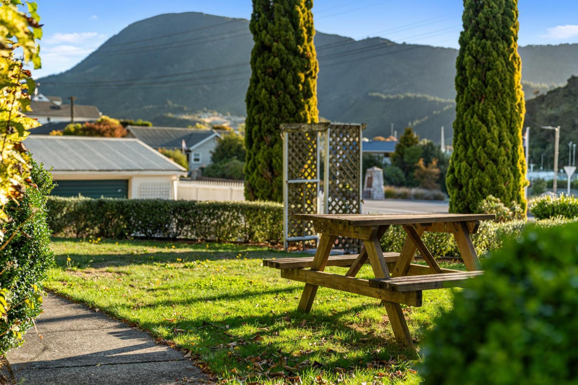 Tasman Holiday Parks Picton Kültér fotó The park's main lawn
