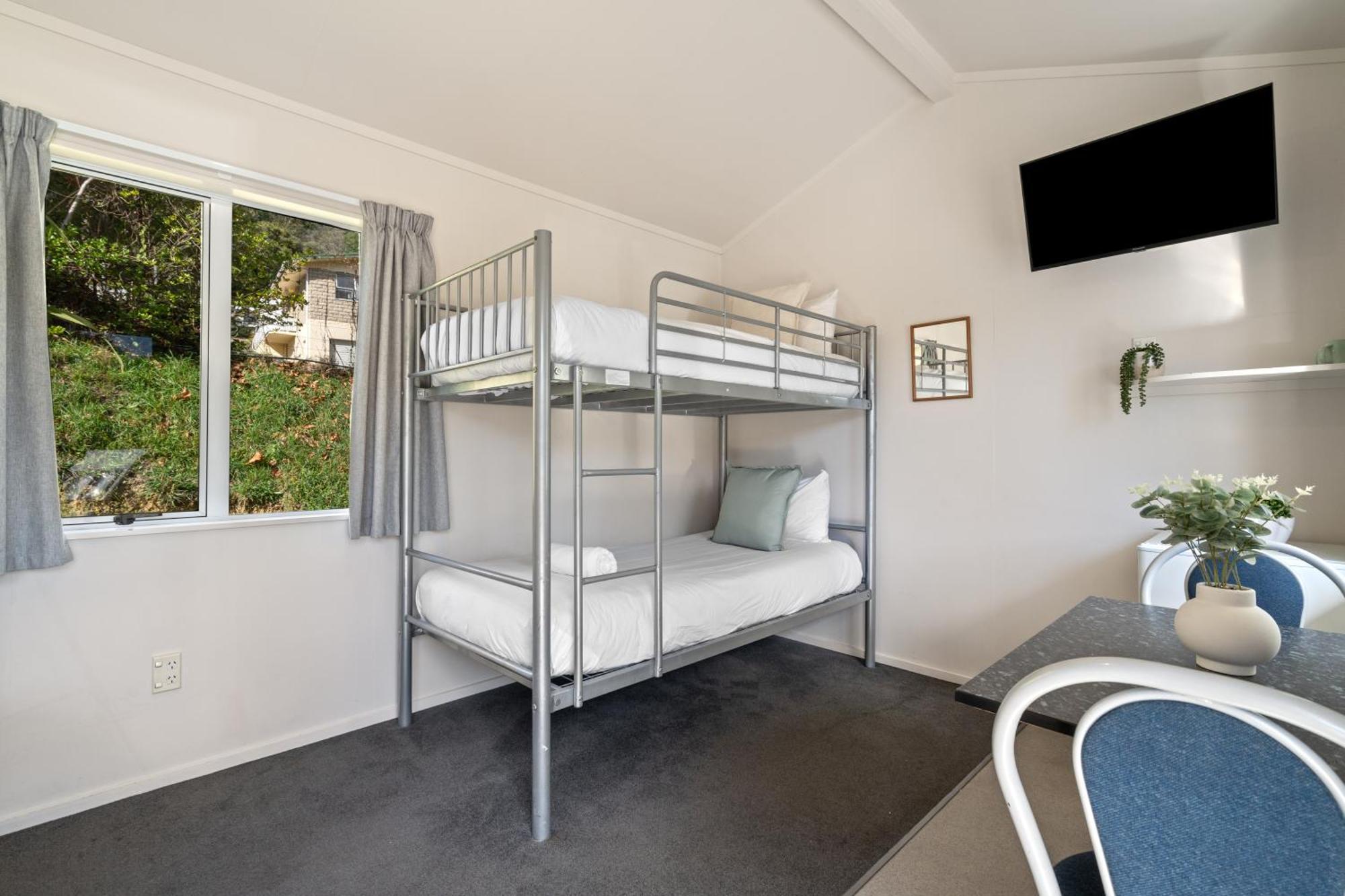 Tasman Holiday Parks Picton Kültér fotó A bunk bed