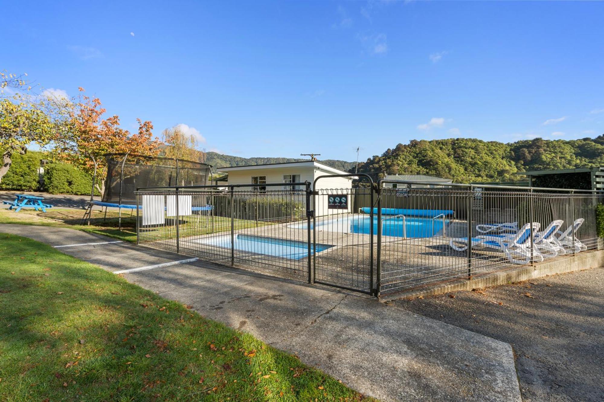 Tasman Holiday Parks Picton Kültér fotó The swimming pool at the station