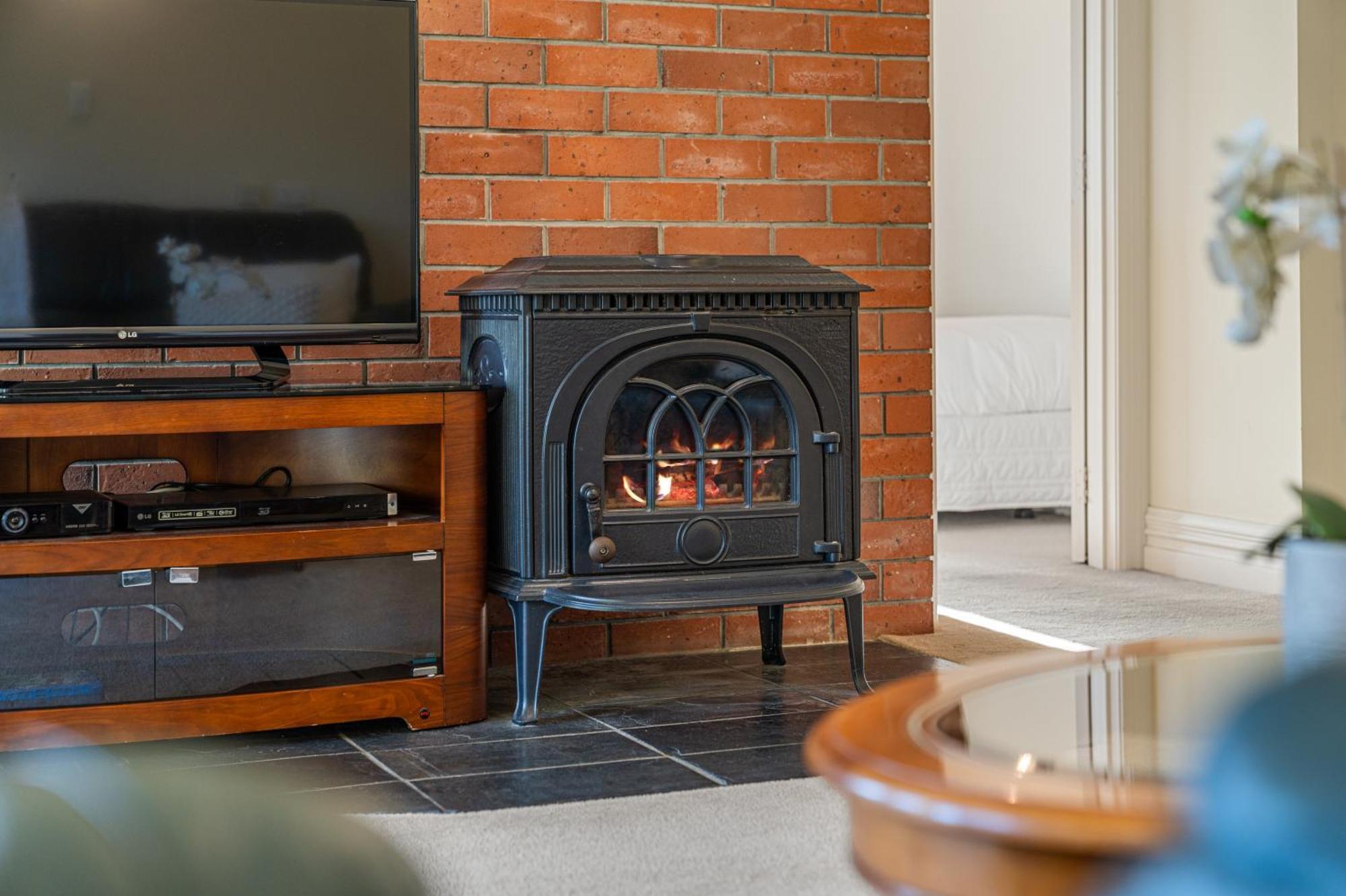 Tasman Holiday Parks Picton Kültér fotó A wood-burning stove