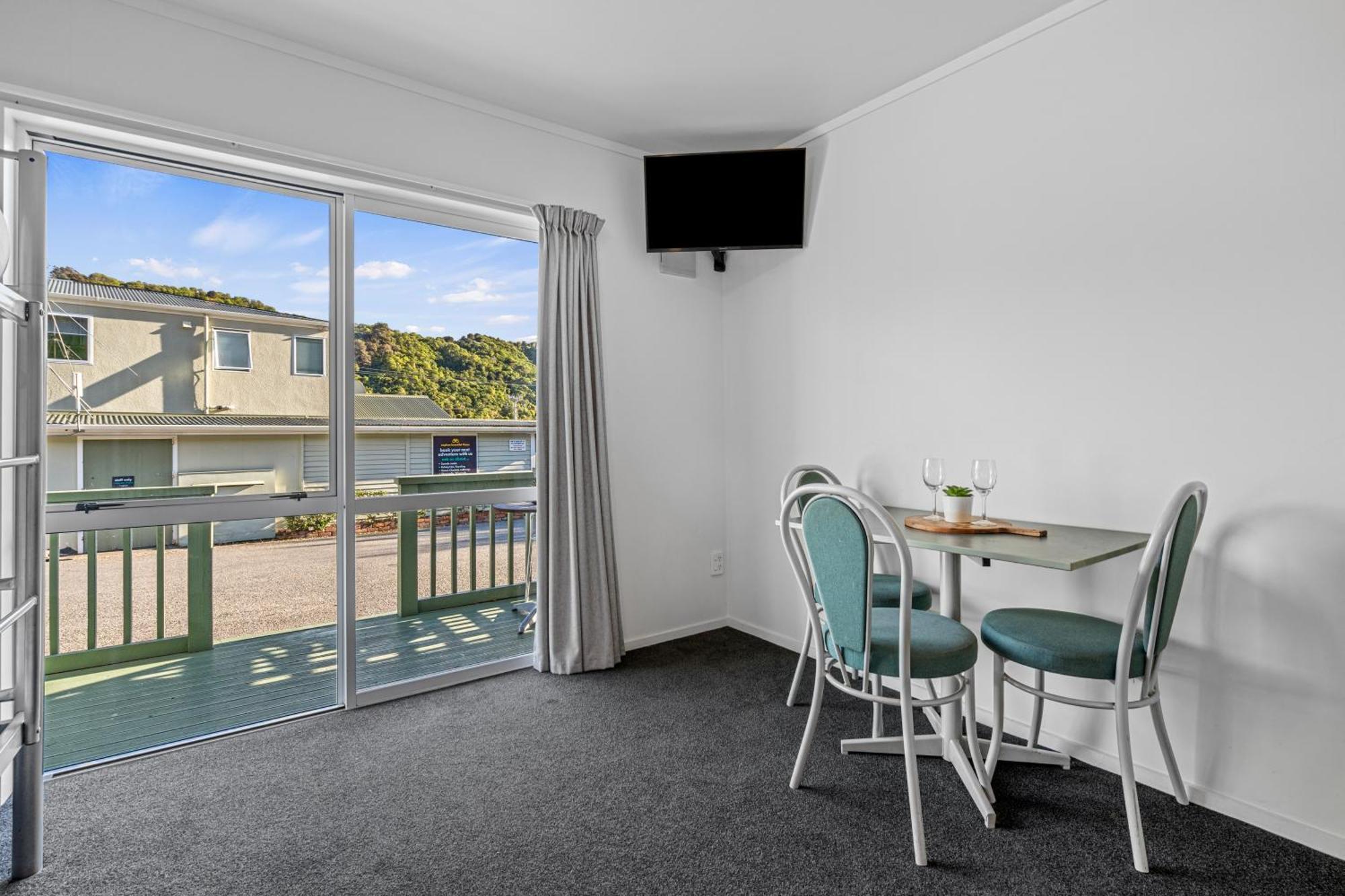 Tasman Holiday Parks Picton Kültér fotó A typical studio apartment