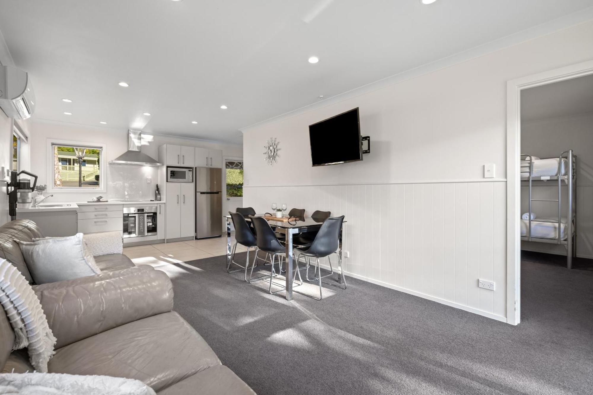 Tasman Holiday Parks Picton Kültér fotó A typical two bedroom apartment