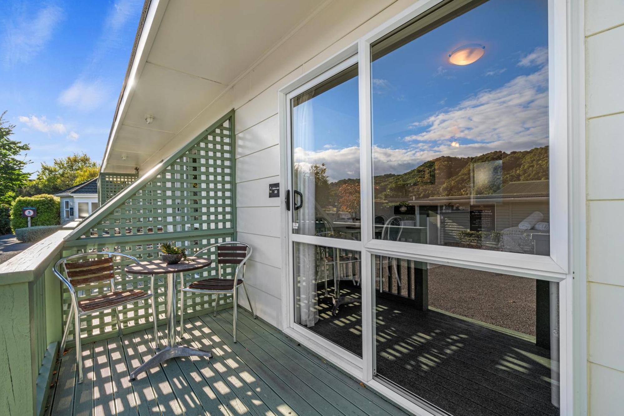 Tasman Holiday Parks Picton Kültér fotó A sliding door