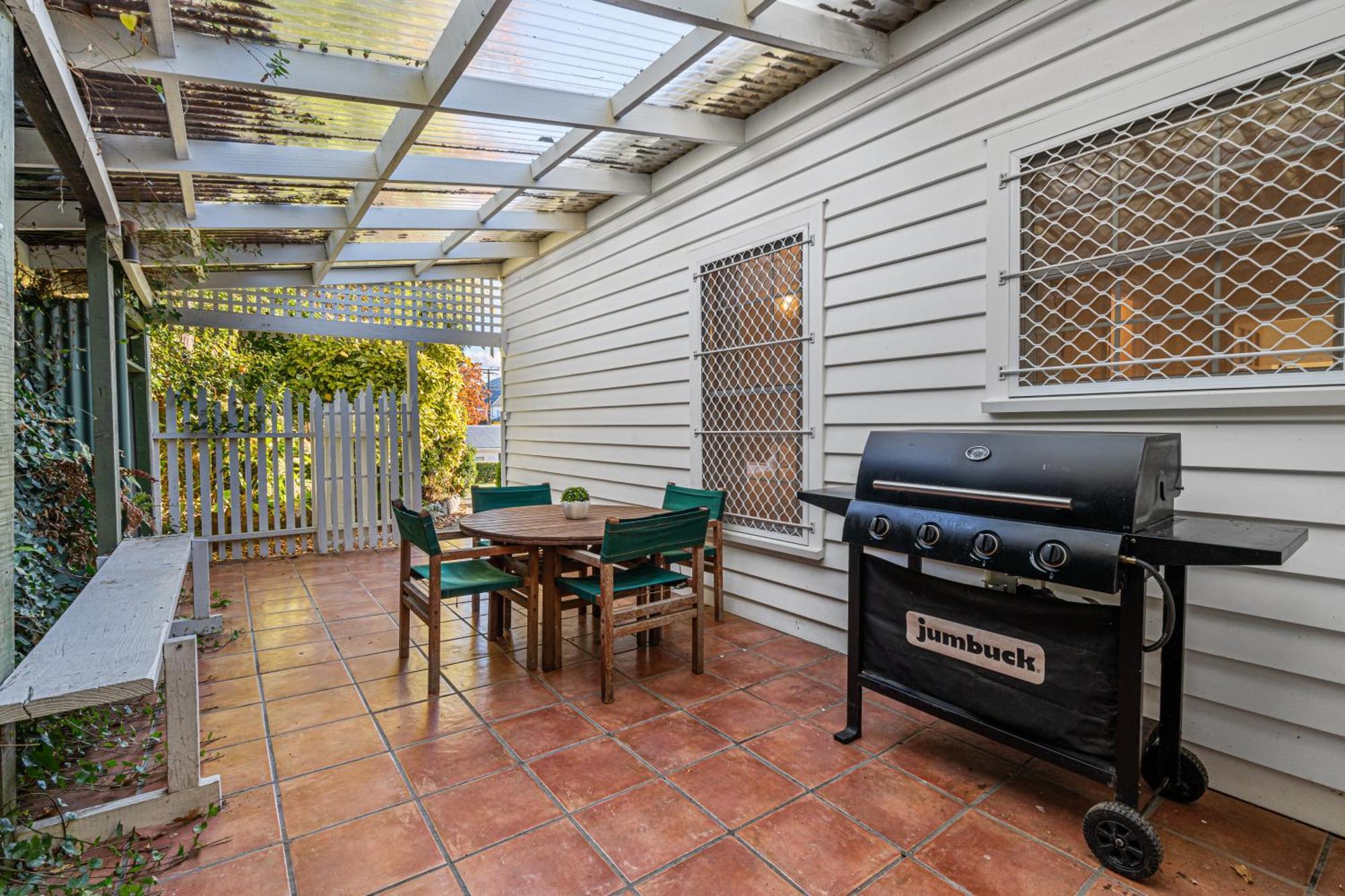 Tasman Holiday Parks Picton Kültér fotó A backyard barbecue