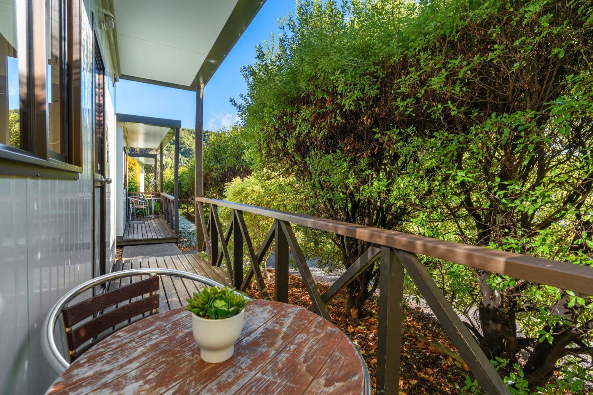 Tasman Holiday Parks Picton Kültér fotó A balcony in a house