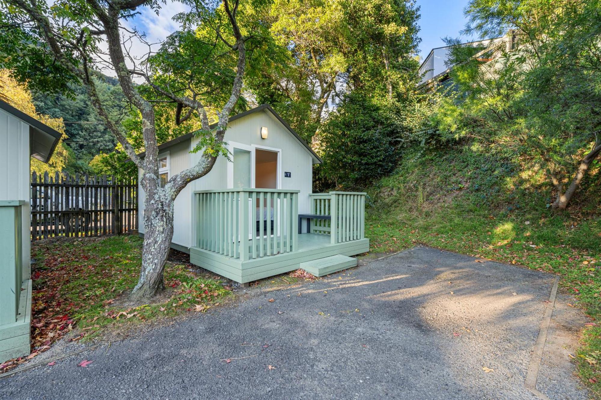 Tasman Holiday Parks Picton Kültér fotó The smallest house in the world