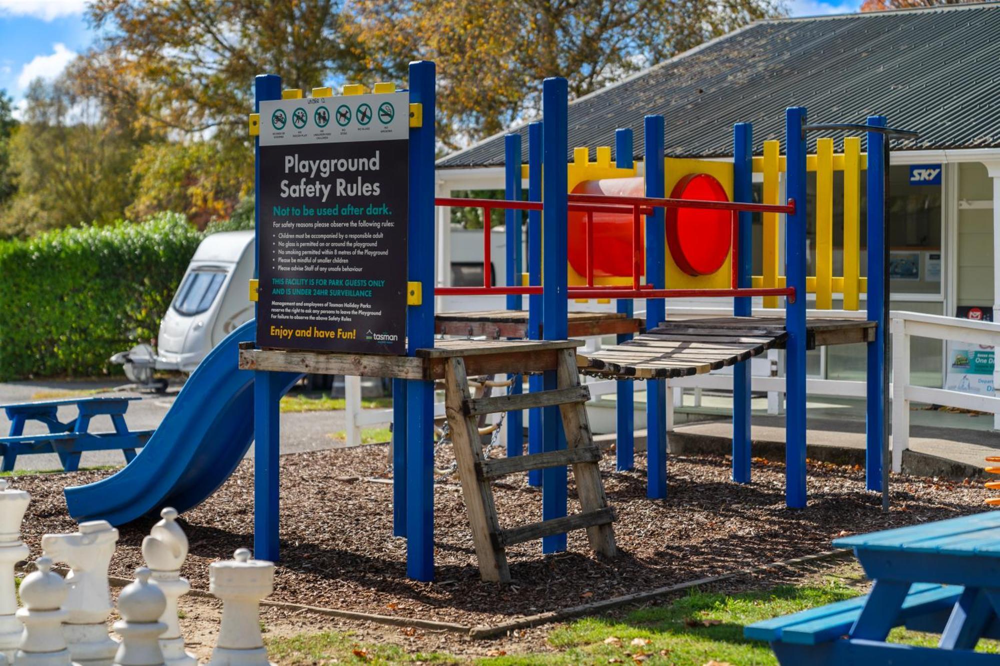 Tasman Holiday Parks Picton Kültér fotó Playground at the visitor centre