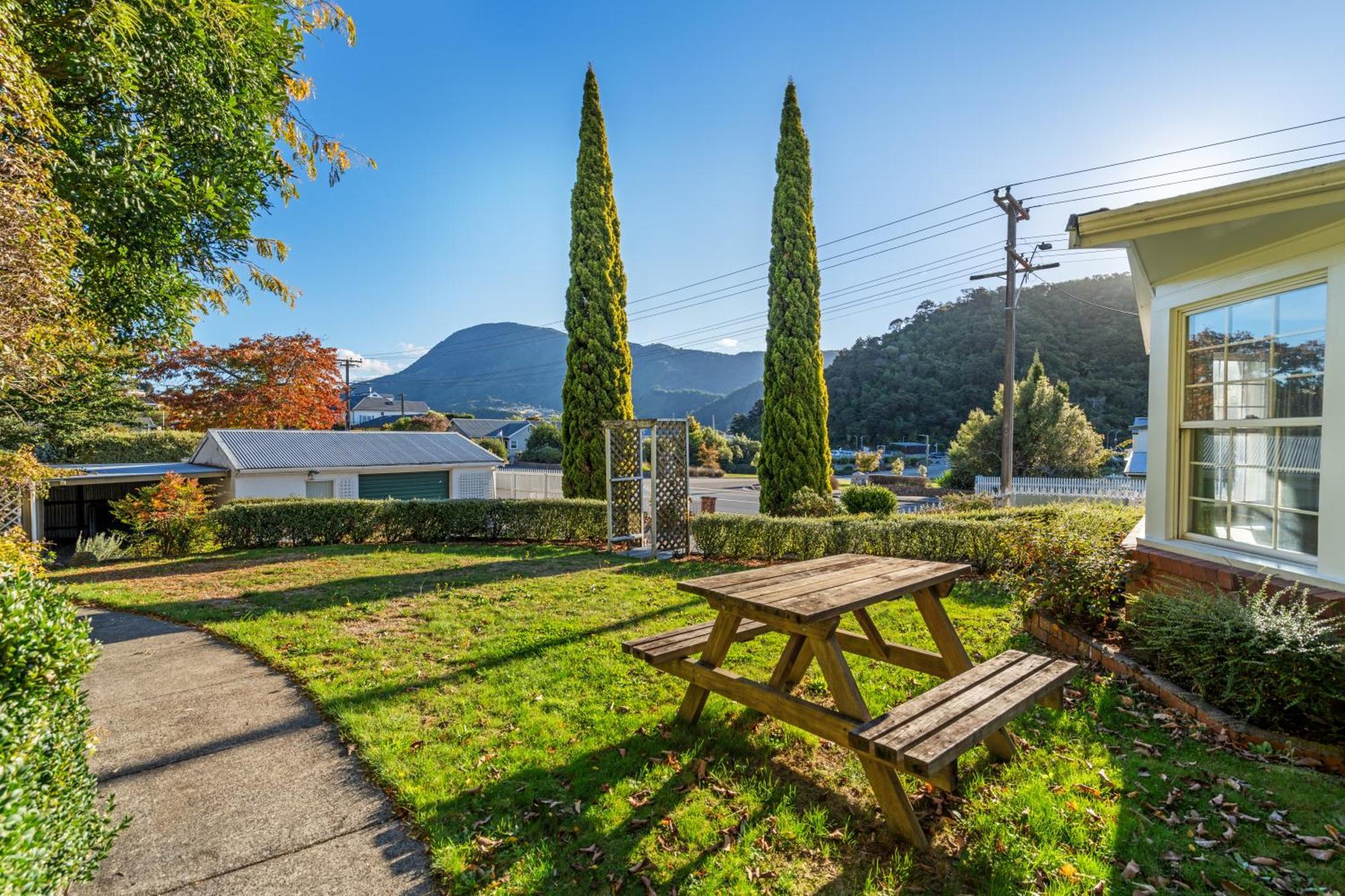 Tasman Holiday Parks Picton Kültér fotó The garden of the Riwaka Tavern