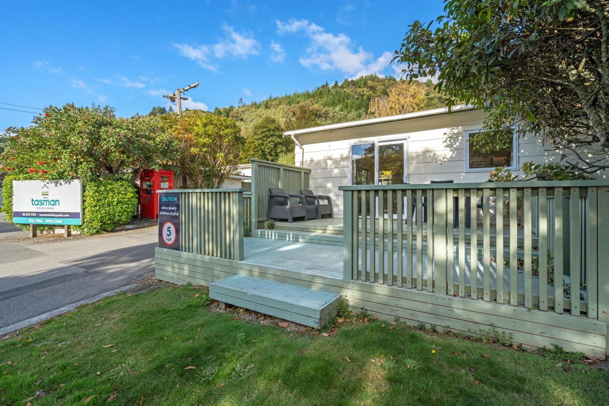 Tasman Holiday Parks Picton Kültér fotó A static home at the park