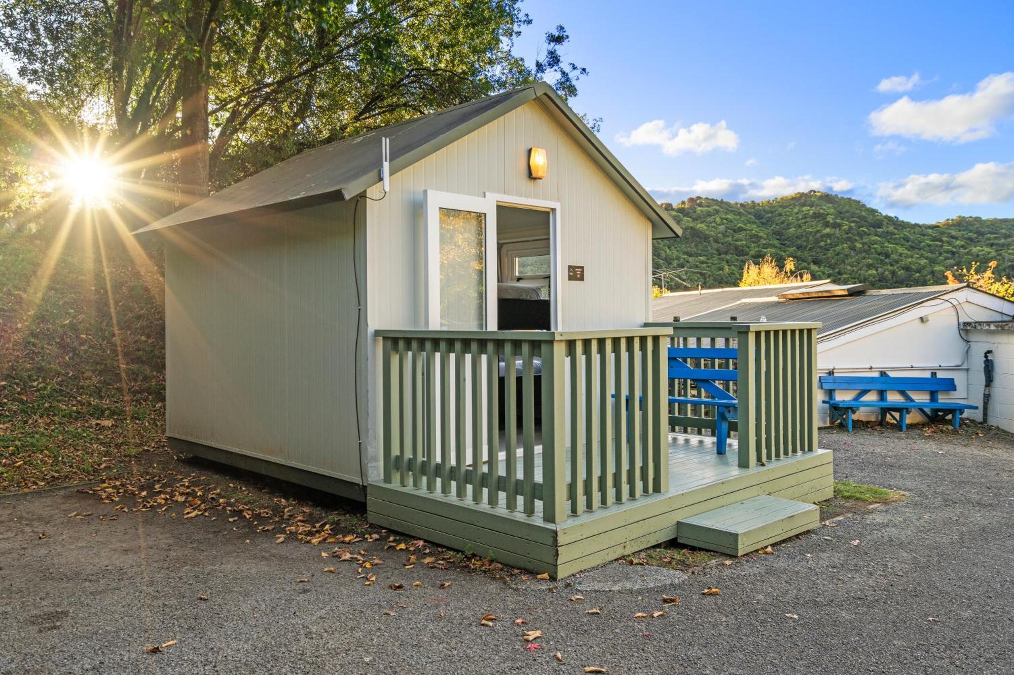 Tasman Holiday Parks Picton Kültér fotó A tiny home at the Riverview Motel in New Zealand