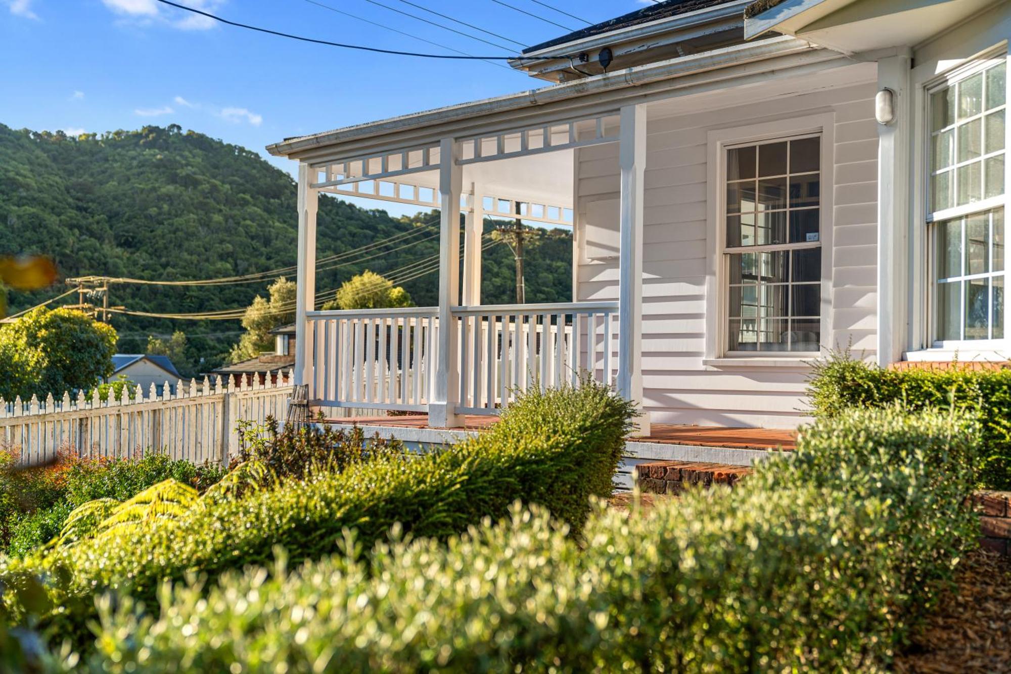 Tasman Holiday Parks Picton Kültér fotó The house's front entrance